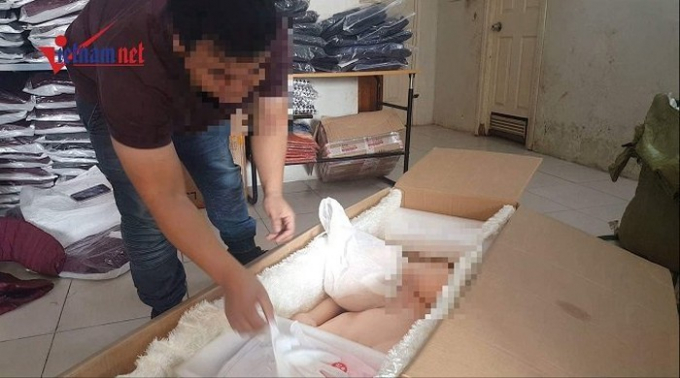 H mở hộp, cho kh&aacute;ch xem sản phẩm.