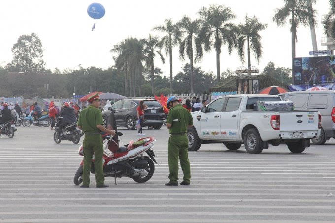 Lực lượng an ninh được bố tr&iacute; tại nhiều khu vực trong khu&ocirc;n vi&ecirc;n quảng trường s&acirc;n vận động.