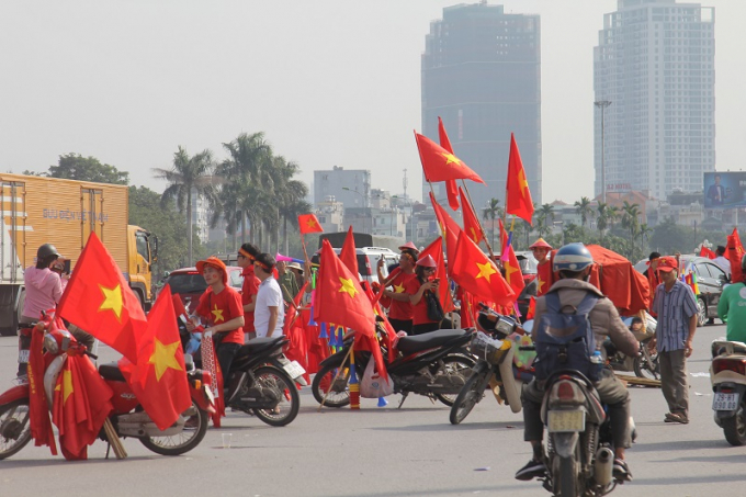 Tại khu vực trung t&acirc;m quảng trường s&acirc;n vận động đang đ&ocirc;ng dần l&ecirc;n.