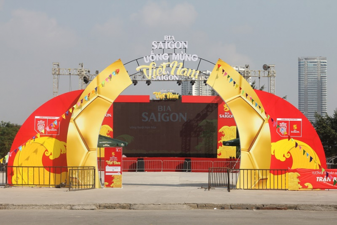 Một m&agrave;n h&igrave;nh lớn được bố t&iacute; để trường thuật trực tiếp trận đấu.