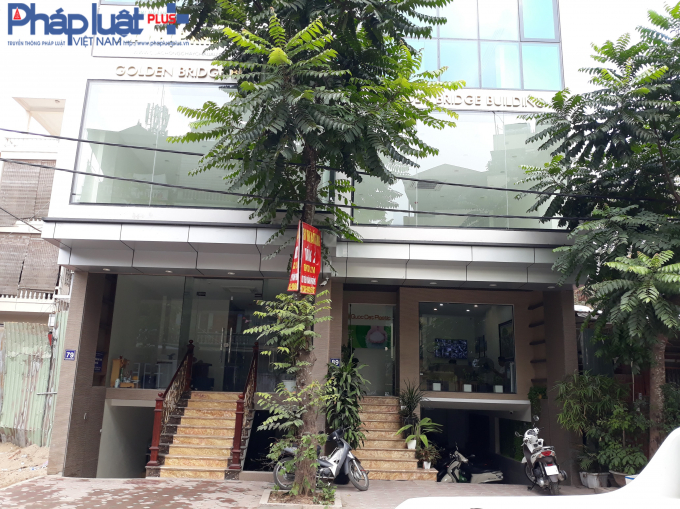 Hay 2 căn nh&agrave; s&aacute;t nhau như thế n&agrave;y, một b&ecirc;n l&agrave; số nh&agrave; 79, b&ecirc;n cạnh lại l&agrave; số nh&agrave; 89.