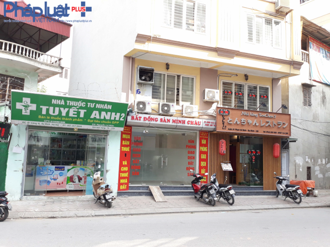 Hai cửa h&agrave;ng nằm c&ugrave;ng 1 b&ecirc;n đường. Một nh&agrave; thuốc c&oacute; địa chỉ số 81 Cống Vị, Ba Đ&igrave;nh. Nh&agrave; h&agrave;ng c&aacute;ch đ&oacute; một nh&agrave; l&agrave; số 81 Phan Kế B&iacute;nh.