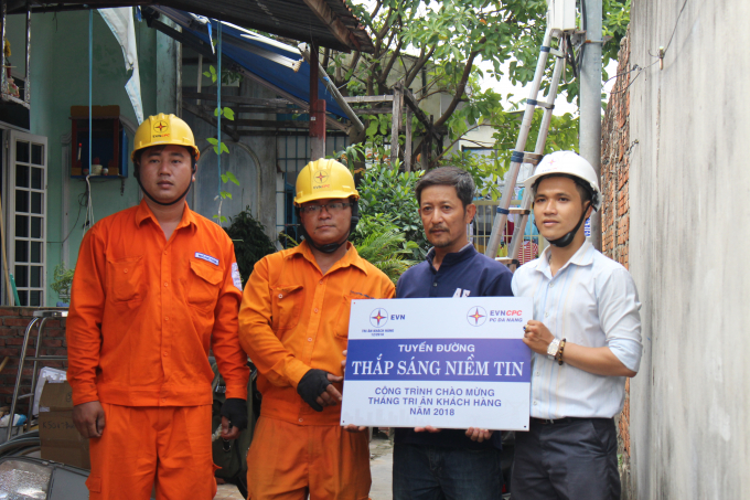 Điện lực quận Thanh Kh&ecirc; sửa chữa điện cho c&aacute;c hộ d&acirc;n tr&ecirc;n địa b&agrave;n.