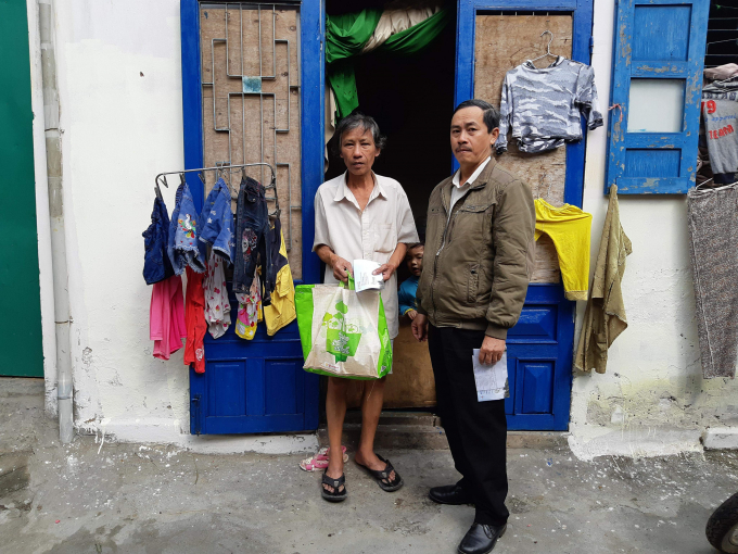 C&aacute;c hộ d&acirc;n gặp ho&agrave;n cảnh kh&oacute; khăn được trao tặng nhu yếu phẩm.