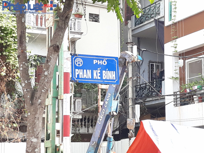 Tuyến đường Phan Kế B&iacute;nh k&eacute;o d&agrave;i, đoạn từ Linh Lang tới đường Bưởi l&agrave; tuyến đường mới được cống h&oacute;a.