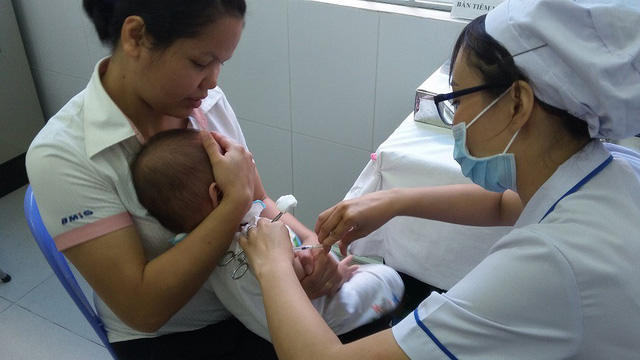 Ch&iacute;ch ngừa l&agrave; giải ph&aacute;p hiệu quả để bảo vệ trẻ trước bệnh sởi