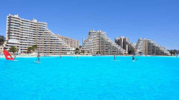 Tại si&ecirc;u dự &aacute;n San Alfonso Del Mar (Chile), sự xuất hiện của biển hồ đ&atilde; đẩy gi&aacute; b&aacute;n của c&aacute;c bất động sản tại đ&acirc;y tăng gấp đ&ocirc;i so với gi&aacute; b&aacute;n ban đầu.