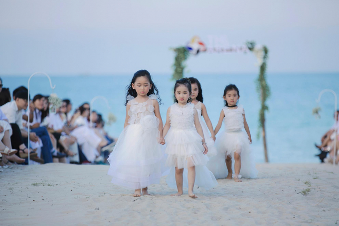 Kh&ocirc;ng gian biển m&ugrave;a thứ 6.