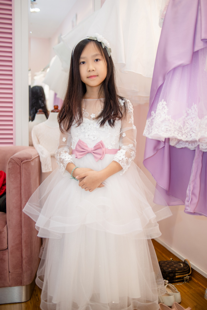 Đại diện thương hiệu Những B&ocirc;ng Hoa Nhỏ thử đồ cho c&aacute;c b&eacute;.