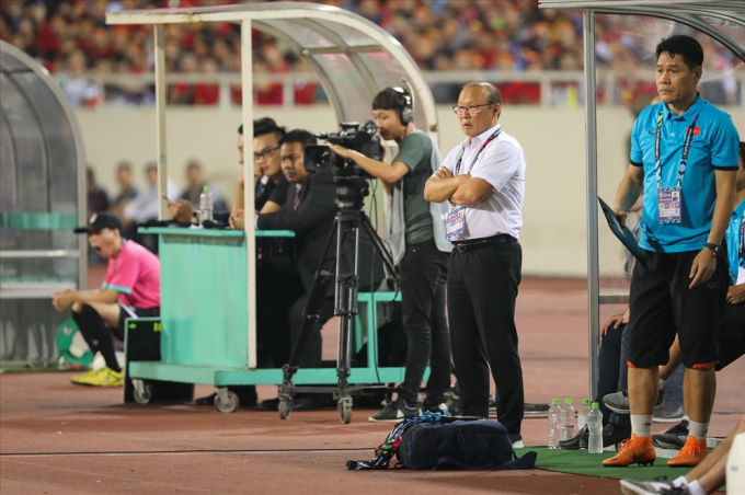 Trong 90 ph&uacute;t thi đấu trận Việt Nam - Philippines, HLV Park Hang-seo li&ecirc;n tục đứng ngồi kh&ocirc;ng y&ecirc;n.&nbsp;&nbsp;