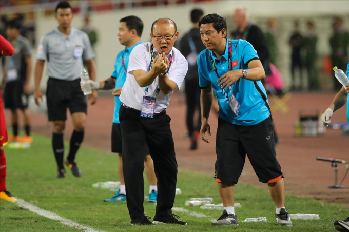 &Ocirc;ng trao đổi v&agrave; truyền đạt th&ocirc;ng tin với trợ l&yacute; ng&ocirc;n ngữ Phan Duy Tuấn.&nbsp;&nbsp;