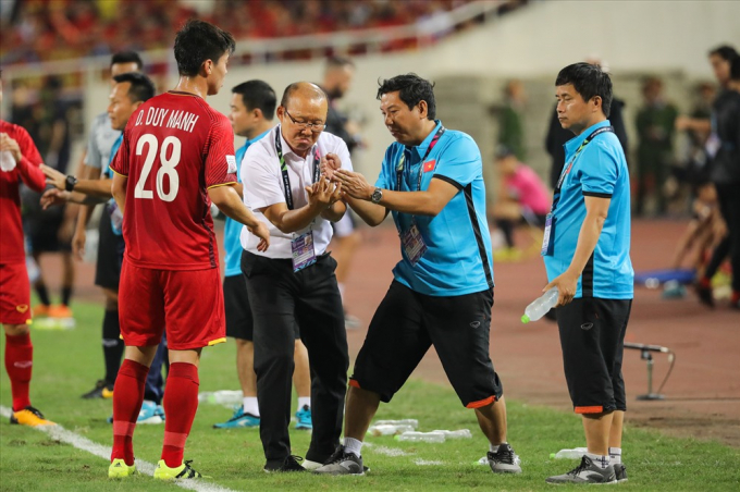 &nbsp;Duy Mạnh được gọi v&agrave;o nhắc nhở trong một t&igrave;nh huống.&nbsp;