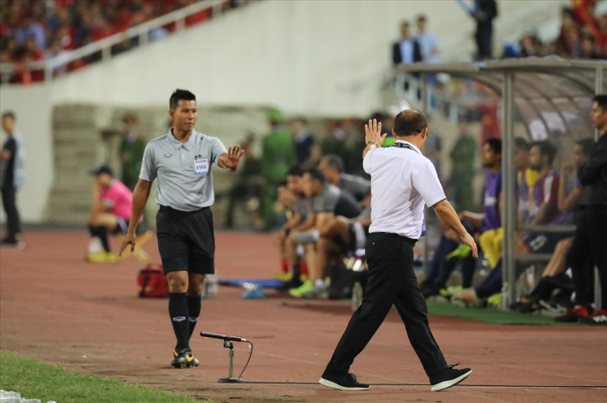 &nbsp;&Ocirc;ng Park nhiều lần kh&ocirc;ng h&agrave;i l&ograve;ng với c&aacute;c quyết định của trọng t&agrave;i.&nbsp;