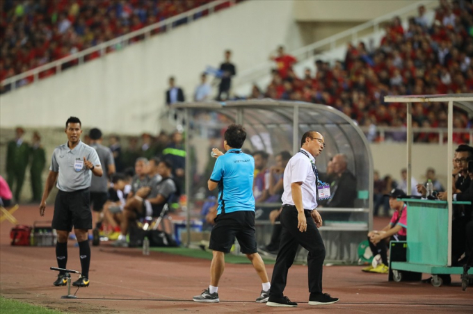 &nbsp;Ngo&agrave;i ra, trợ l&yacute; Lee cũng thường xuy&ecirc;n c&oacute; những thắc mắc với c&aacute;c trọng t&agrave;i về c&aacute;c t&igrave;nh huống đội bạn phạm lỗi th&ocirc; bạo.&nbsp;