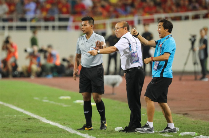 &nbsp;&Ocirc;ng Park v&agrave; trợ l&yacute; Lee phản ứng về một t&igrave;nh huống cầu thủ Việt Nam bị chơi xấu.&nbsp;