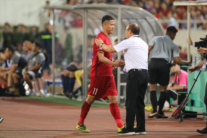 &Ocirc;ng Park động vi&ecirc;n Anh Đức sau khi bị thay ra.&nbsp;