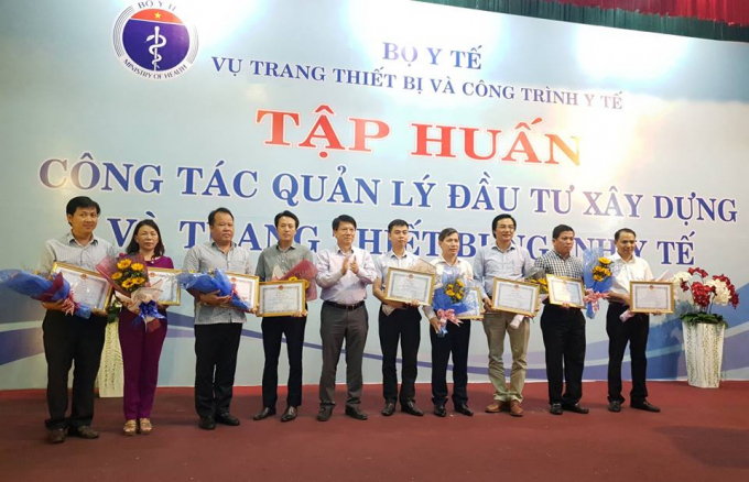 Hội nghị cũng đ&atilde; trao khen thưởng c&aacute;c đơn vị, c&aacute; nh&acirc;n c&oacute; th&agrave;nh t&iacute;ch trong c&ocirc;ng t&aacute;c quản l&yacute;, thực hiện đầu tư x&acirc;y dựng v&agrave; thiết bị y tế.