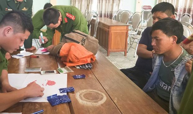 Đối tượng người L&agrave;o c&ugrave;ng tang vật bị bắt tại CQĐT