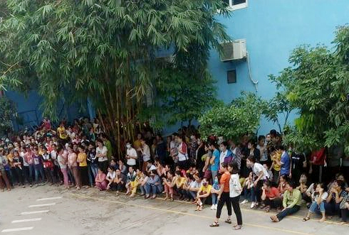 Đ&acirc;y l&agrave; lần thứ 2 c&ocirc;ng nh&acirc;n thuộc C&ocirc;ng ty TNHH gi&agrave;y Venus Việt Nam đ&oacute;ng tại huyện H&agrave; Trung đ&igrave;nh c&ocirc;ng đ&ograve;i quyền lợi