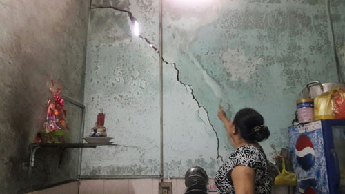 Tường nh&agrave; nứt to&aacute;c, ảnh hưởng đến sự an to&agrave;n của người d&acirc;n.