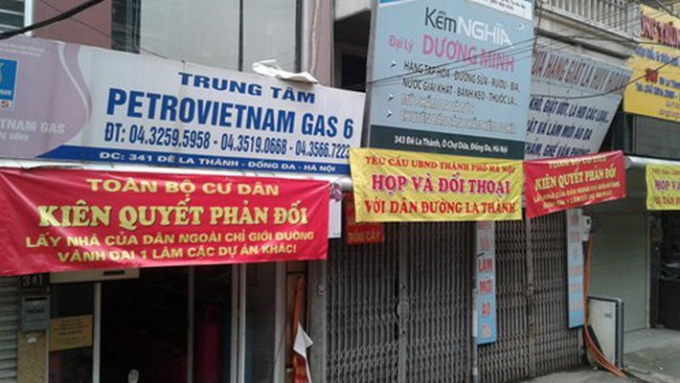 Nhiều hộ d&acirc;n tại &Ocirc; Chợ Dừa phản đối lấy đất của d&acirc;n l&agrave;m c&ocirc;ng tr&igrave;nh kh&aacute;c ngo&agrave;i đường giao th&ocirc;ng.