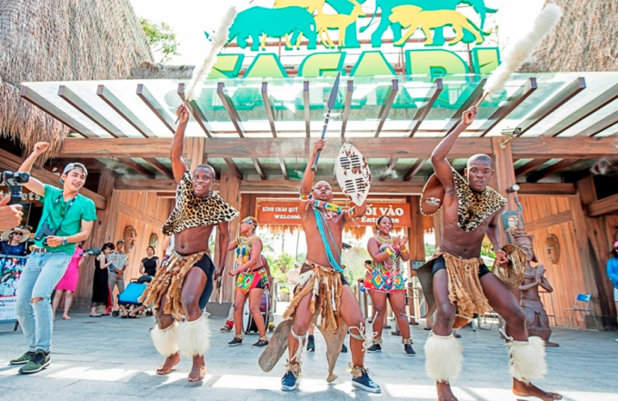 Đ&oacute;n Gi&aacute;ng sinh theo phong c&aacute;ch Ch&acirc;u Phi thực thụ tại Vinpearl Safari Ph&uacute; Quốc.