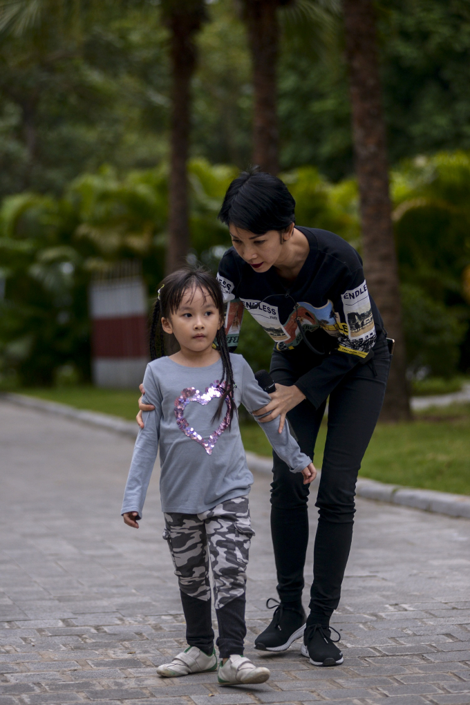 Mẹ con H&agrave; Kiều Anh trở lại s&agrave;n diễn Vietnam Junior Fashion Week