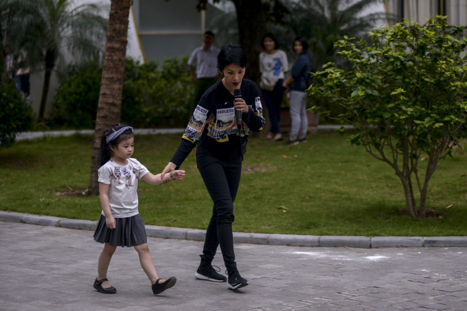 Mẹ con H&agrave; Kiều Anh trở lại s&agrave;n diễn Vietnam Junior Fashion Week