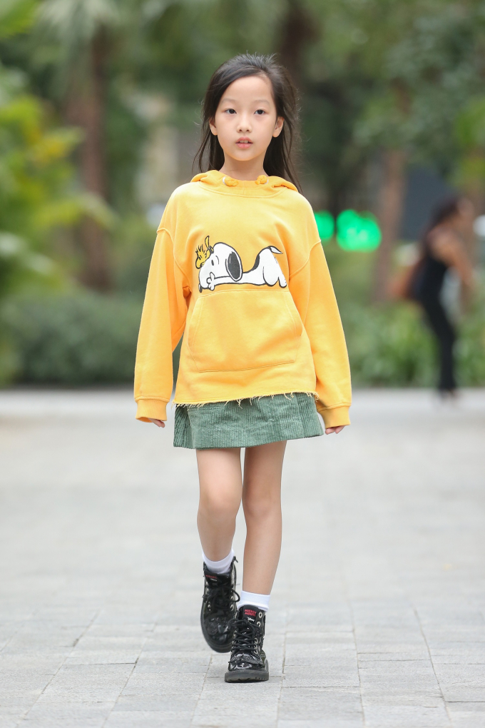 Mẹ con H&agrave; Kiều Anh trở lại s&agrave;n diễn Vietnam Junior Fashion Week