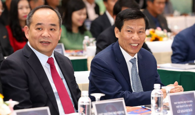 Thứ trưởng Bộ VHTTDL L&ecirc; Kh&aacute;nh Hải (tr&aacute;i) đ&atilde; được bầu l&agrave;m Chủ tịch VFF kh&oacute;a VIII nhiệm kỳ 2018-2022. Ảnh: Minh Ho&agrave;ng