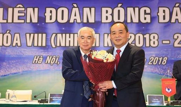 Chủ tịch LĐBĐVN kh&oacute;a VII L&ecirc; H&ugrave;ng Dũng ch&uacute;c mừng T&acirc;n Chủ tịch LĐBĐVN kh&oacute;a VIII L&ecirc; Kh&aacute;nh Hải - Ảnh: VFF