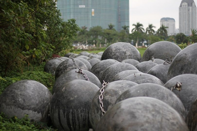 Theo quan s&aacute;t của ph&oacute;ng vi&ecirc;n chiều ng&agrave;y 8/12, sau khi được chi chuyển khỏi trước s&acirc;n vận động Quốc gia Mỹ Đ&igrave;nh, những quả b&oacute;ng x&iacute;ch được tập kết tại một s&acirc;n golf cũ nằm cạnh kh&aacute;n đ&agrave;i D của s&acirc;n được xếp th&agrave;nh một h&agrave;ng d&agrave;i.