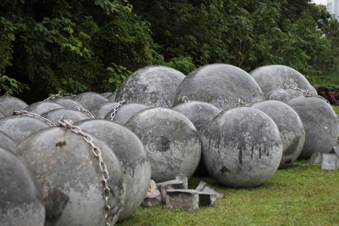 Trong tổng số 40 quả b&oacute;ng x&iacute;ch, c&oacute; 4 quả to gấp nhiều lần những quả kh&aacute;c