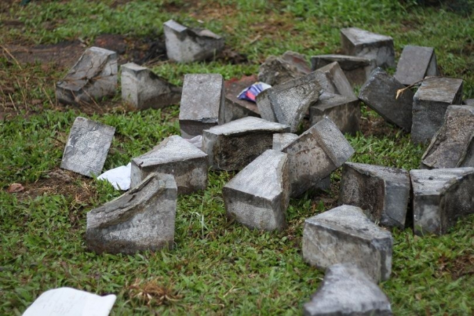 Những kệ&nbsp;b&oacute;ng x&iacute;ch được vứt la liệt khắp mặt s&acirc;n