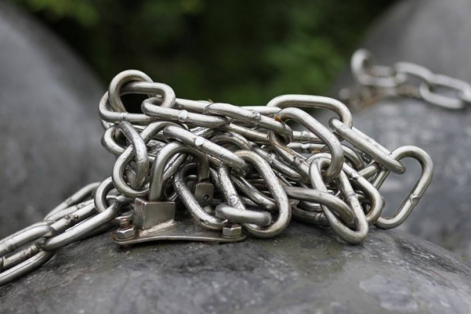 Những sợi x&iacute;ch được nối v&agrave;o nhiều quả b&oacute;ng kh&aacute; chắc chắn.