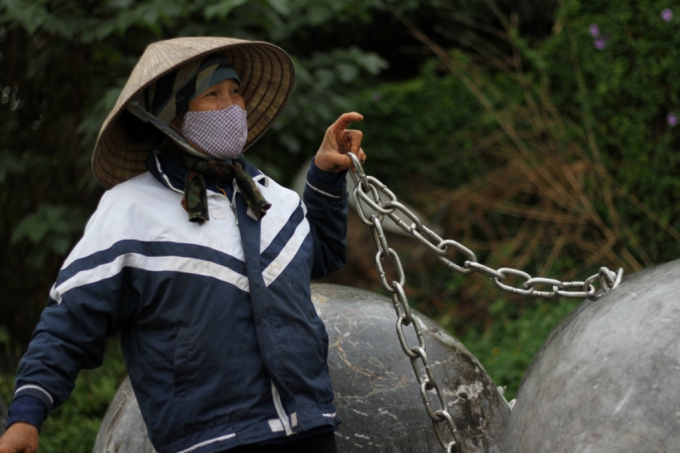 Trọng lượng của đoạn x&iacute;ch nối tử quả b&oacute;ng n&agrave;y tới quả b&oacute;ng kh&aacute;c khoảng 10 kg.