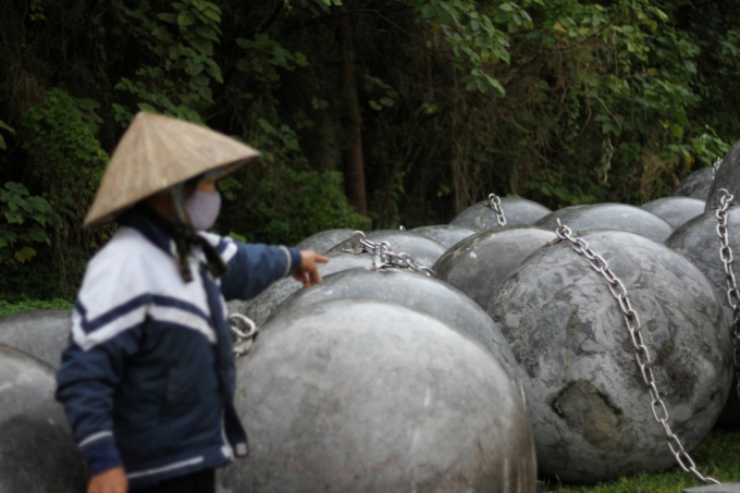 Theo b&agrave; H qu&ecirc; ở Nam Định l&agrave; người nhặt ve chai thường đi qua nơi n&agrave;y cho biết, v&agrave;o những buổi chiều nắng r&aacute;o người d&acirc;n thường đưa con em m&igrave;nh đến đ&acirc;y để chơi đ&ugrave;a với những quả b&oacute;ng x&iacute;ch.