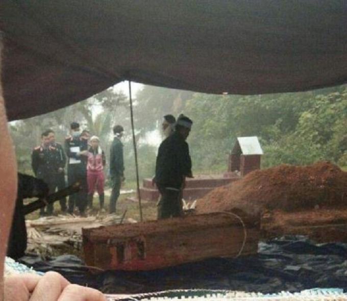 Cơ quan C&ocirc;ng an khai quật tử thi.
