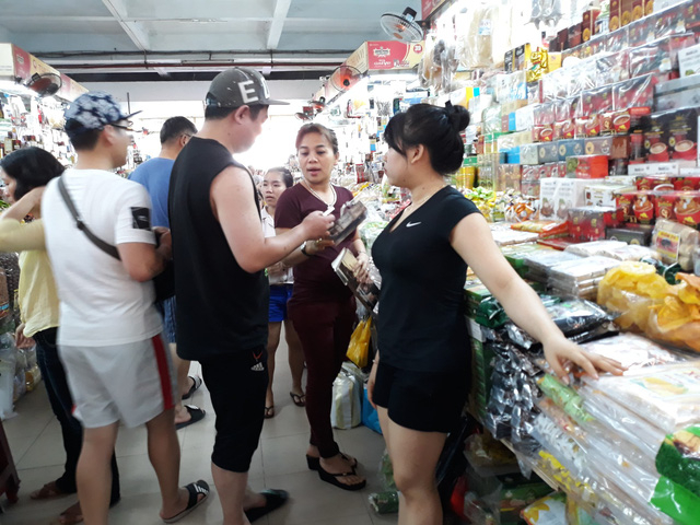 Kh&aacute;ch h&agrave;ng mua sắm tại chợ H&agrave;n c&oacute; thể dễ d&agrave;ng truy xuất nguồn gốc thực phẩm bằng c&aacute;ch sử dụng điện thoại th&ocirc;ng minh chụp v&agrave; qu&eacute;t m&atilde; QR code.