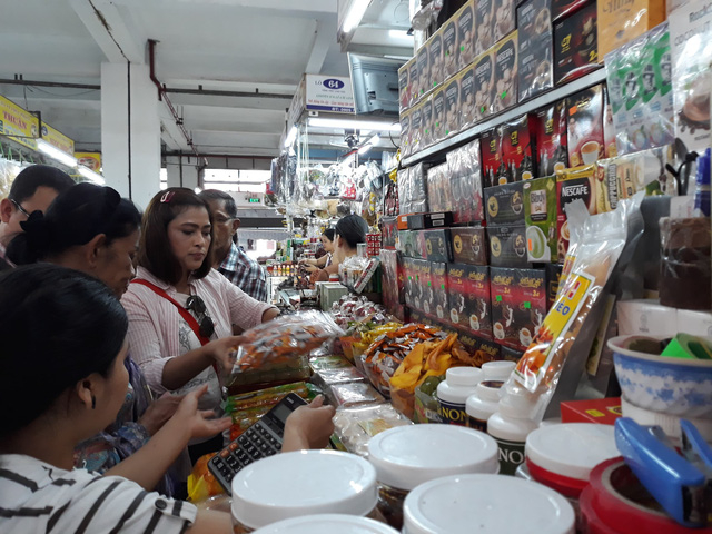 Du kh&aacute;ch y&ecirc;n t&acirc;m hơn khi mua h&agrave;ng c&oacute; d&aacute;n tem truy xuất nguồn gốc