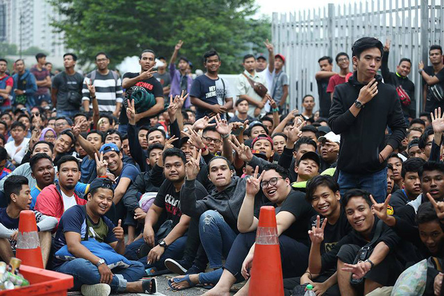 Kh&ocirc;ng kh&iacute; vui vẻ của cổ động vi&ecirc;n Malaysia d&ugrave; phải chờ đợi l&acirc;u.