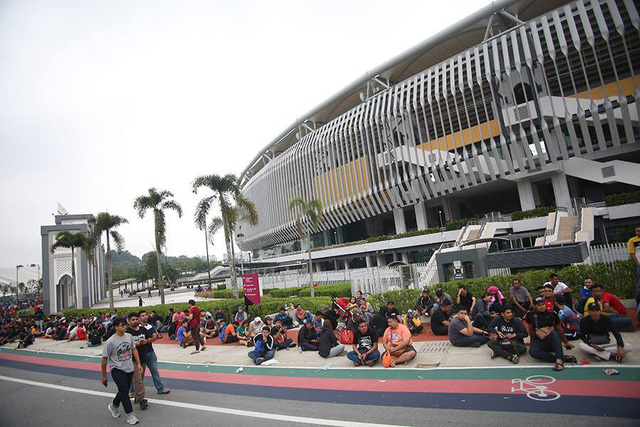 D&ograve;ng người xếp h&agrave;ng kh&aacute; d&agrave;i tại địa điểm b&aacute;n v&eacute;.