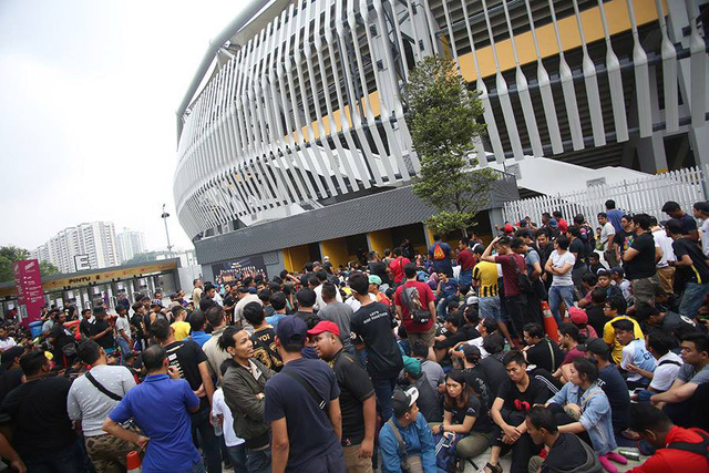 10h ng&agrave;y 9/12 BTC mới b&aacute;n v&eacute; nhưng c&aacute;c cổ động vi&ecirc;n đ&atilde; xếp h&agrave;ng từ sớm.