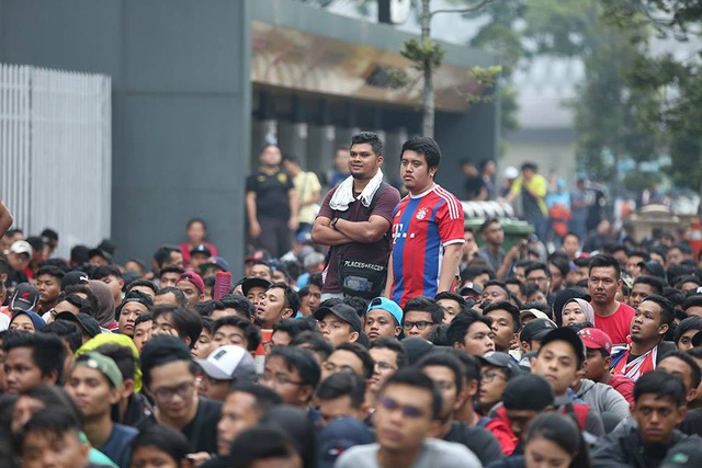 C&aacute;c cổ động vi&ecirc;n Malaysia xếp h&agrave;ng trong trật tự chờ đợi ban tổ chức mở cửa b&aacute;n v&eacute;, kh&ocirc;ng c&oacute; cảnh nhốn nh&aacute;o chen lấn.