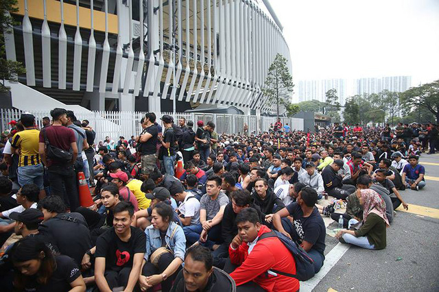 Mua v&eacute; trận chung kết: H&agrave;ng ngh&igrave;n CĐV xếp h&agrave;ng qua đ&ecirc;m tại thủ đ&ocirc; Kuala Limpur