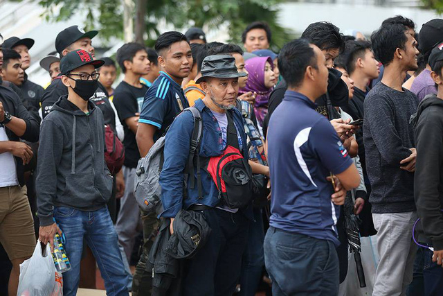 Mua v&eacute; trận chung kết: H&agrave;ng ngh&igrave;n CĐV xếp h&agrave;ng qua đ&ecirc;m tại thủ đ&ocirc; Kuala Limpur