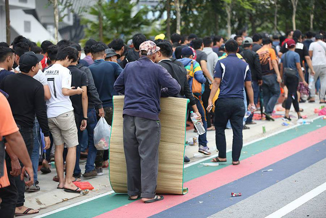 Mua v&eacute; trận chung kết: H&agrave;ng ngh&igrave;n CĐV xếp h&agrave;ng qua đ&ecirc;m tại thủ đ&ocirc; Kuala Limpur