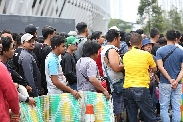 Những chiếc chiếu l&agrave; h&igrave;nh ảnh dễ thấy với nhiều cổ động vi&ecirc;n đang đứng chờ mua v&eacute;.