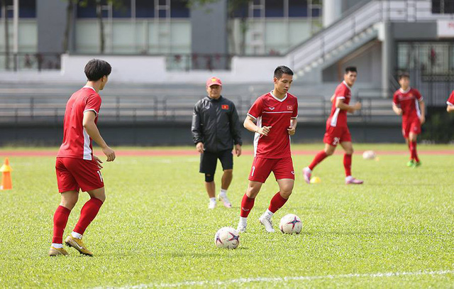 Sau khoảng 10 ph&uacute;t,&nbsp;HLV Park Hang Seo&nbsp;cho c&aacute;c học tr&ograve; luyện b&agrave;i đi b&oacute;ng ngắn, ban bật 1 chạm.