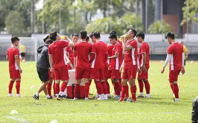 Li&ecirc;n quan đến buổi tập s&aacute;ng nay, Văn To&agrave;n vẫn phải tập ri&ecirc;ng c&ugrave;ng b&aacute;c sĩ. Buổi chiều to&agrave;n đội nghỉ ngơi ở kh&aacute;ch sạn, c&oacute; thể sẽ tiến h&agrave;nh mổ băng để xem c&aacute;c trận đấu vừa qua của Malaysia.